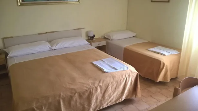 غرفة ثلاثية، Hotel Parigi 2/8