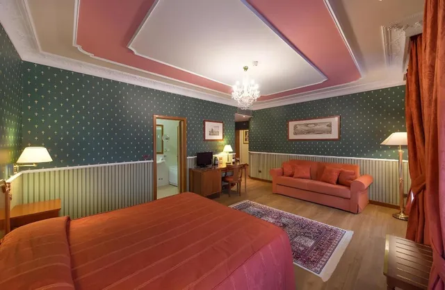 غرفة قياسية ثلاثية بسرير كوين وسرير فردي، Strozzi Palace Hotel 7/10