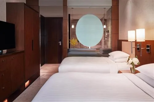 غرفة بسرير مزدوج أو سريرين منفصلين بإطلالة على المرفأ، COURTYARD BY MARRIOTT HONG KONG 1/2