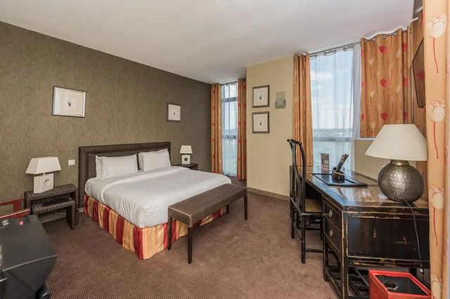 Suite, Queen Bed, Citotel Hostellerie Saint Vincent Beauvais 1/1
