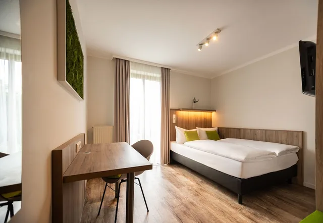غرفة بسرير كوين، GOLDEN LEAF PERLACH ALLEE HOF 1/10
