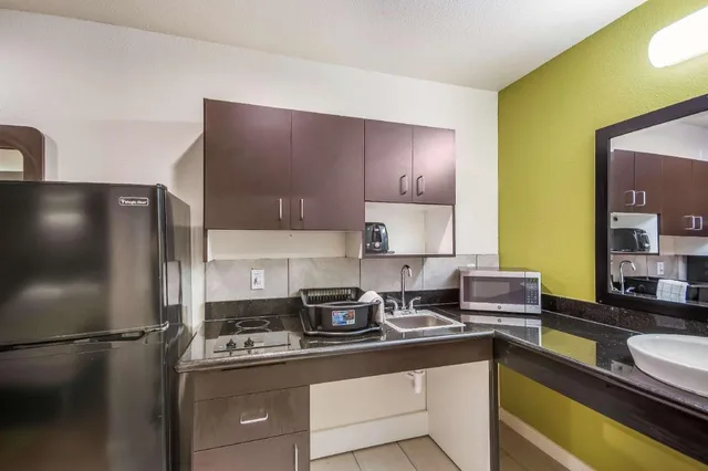 1 King Bed - Mobil Acc Ri Shwr Nsmk Kitchen، Studio6 Huntsville, TX 9/9