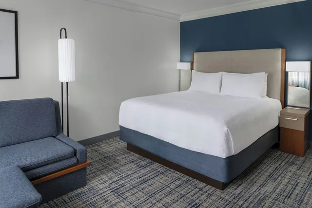 غرفة بسرير كينج مع أريكة، Courtyard By Marriott Palo Alto Los Altos 6/9