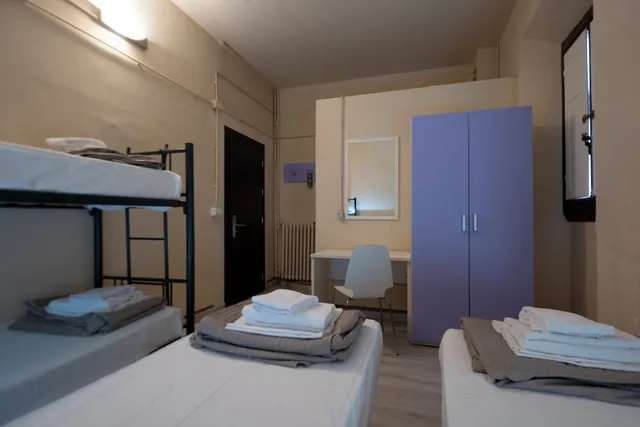 غرفة أساسية رباعية بسريرين منفصلين وسرير بطابقين بحمام خاص، Hostel 7 Santi 2/5