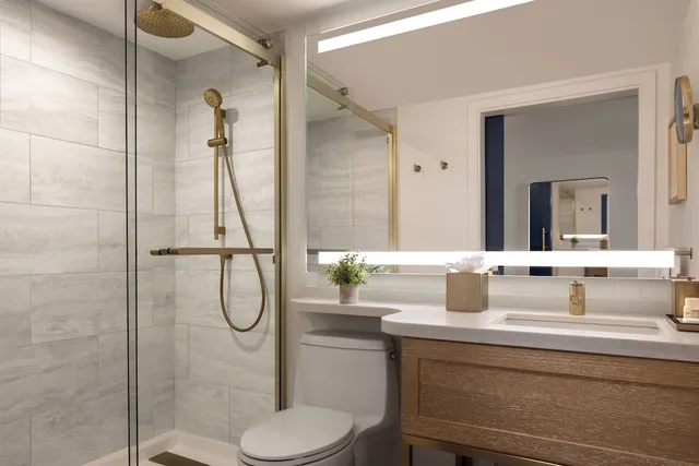 Renovated, Junior Suite, King Bed, City View, Sofa، The Sunny Miami Sunny Isles Beach, Curio Collection by Hilton 4/6