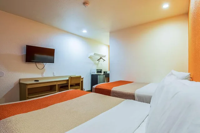 غرفة رباعية للمدخنين، Motel6 Bakersfield, CA - Airport 1/10