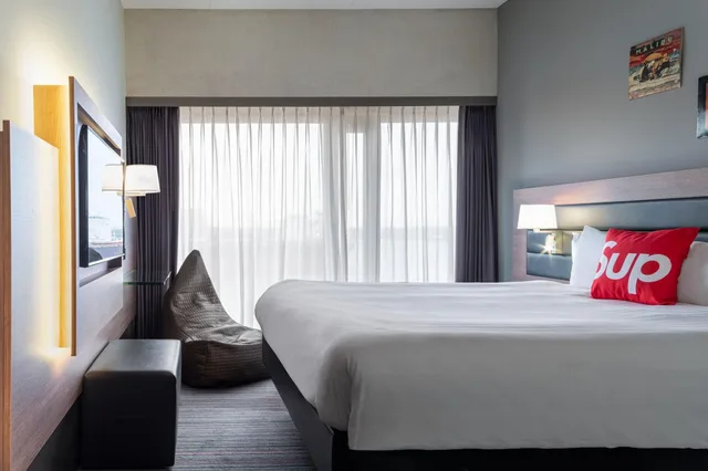 غرفة بسرير مزدوج بإطلالة على المرفأ، Moxy Amsterdam Houthavens 5/10