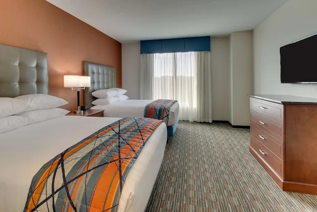 جناح بسريرين كوين بغرفتين مع أريكة، Drury Inn & Suites Knoxville West 2/6