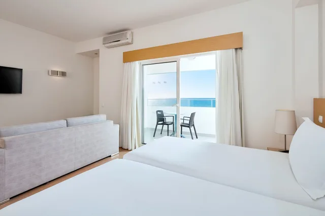 غرفة سوبيريور بسريرين منفصلين بإطلالة على البحر مع أريكة في طابق مرتفع، Dom Jose Beach Hotel 1/4