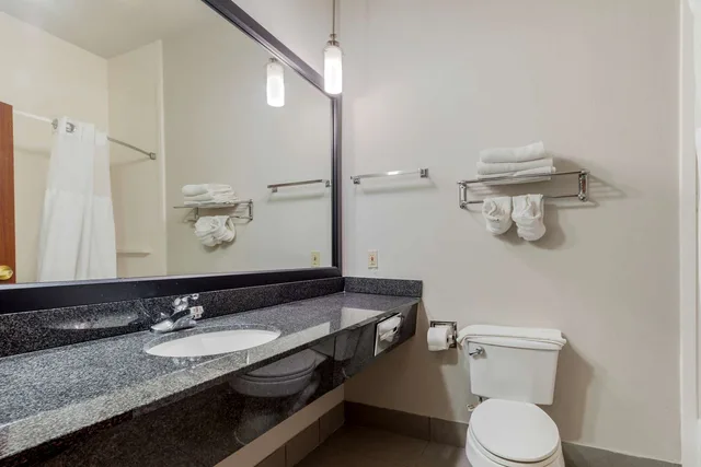 غرفة بسرير كينج، Best Western Plus Mckinney Inn & Suites 2/2