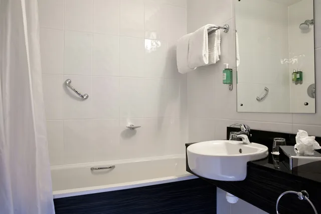 غرفة قياسية بسرير مزدوج وسرير فردي، Leonardo Hotel Cork 3/4