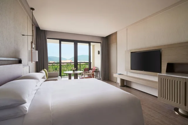 غرفة بسرير كينج بإطلالة على الحديقة بشرفة، Marriott Yalong Bay 1/5