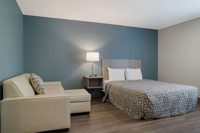 جناح بسرير كوين مع أريكة، Woodspring Suites Detroit Sterling Heights 5/7
