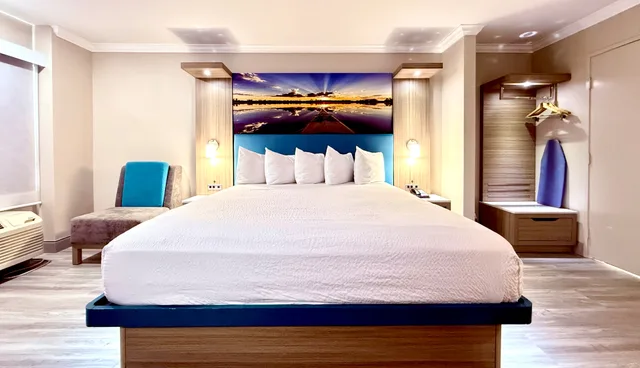 Deluxe, King Bed, Smoking, Days Inn By Wyndham Los Angeles Lax Redondo Manhattan Beach 2/7