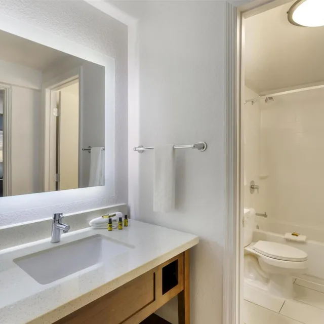 جناح بسريرين مزدوجين بغرفة نوم واحدة مع أريكة، Best Western Plus Jekyll Island 2/3