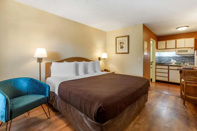 استوديو بسرير كينج، Suburban Studios Albuquerque Uptown 1/4