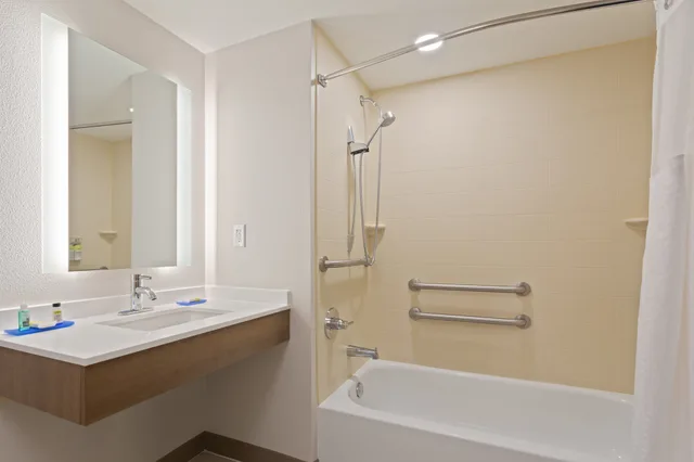 غرفة قياسية بسريرين كوين لذوي الإعاقة، Holiday Inn Express Hotel & Suites Largo-Clearwater 4/4