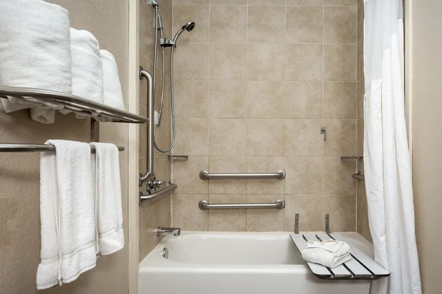غرفة قياسية بسريرين كوين لذوي الإعاقة، Holiday Inn San Antonio Seaworld, an IHG Hotel 4/4