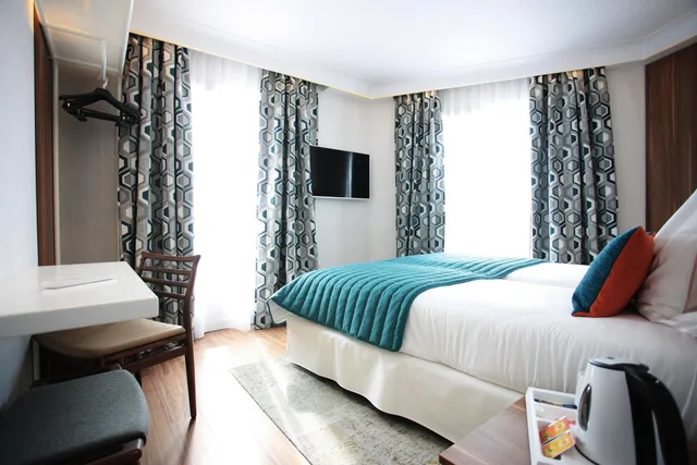 غرفة متصلة بسرير مزدوج وسريرين منفصلين، Hotel Eiffel Turenne 1/1