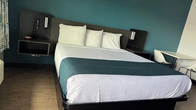 غرفة قياسية بسرير كينج، Studio6 Corona, CA-West 2/6