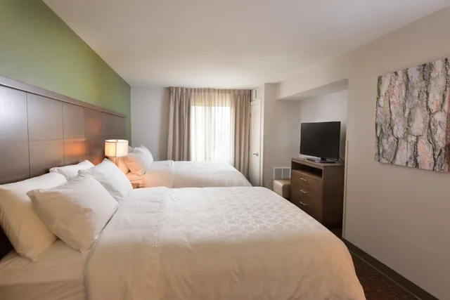 غرفة بسرير كوين لذوي الإعاقة، Staybridge Suites Wisconsin Dells - Lake Delton 2/4