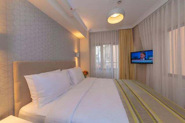 جناح عائلي بسرير كوين وسرير فردي مع أريكة، Feri Suites 1/8