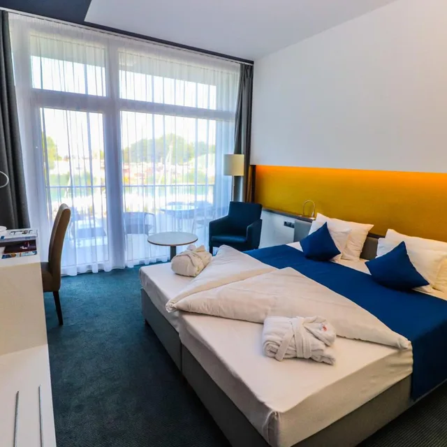 غرفة بسرير كينج بإطلالة على البحيرة، Hotel Yacht Wellness & Business 1/4