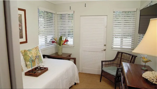 2 Bedrooms, Premium, Suite, King and Queen Bed, Bay View, Kitchen، Coconut Palm Inn 2/5