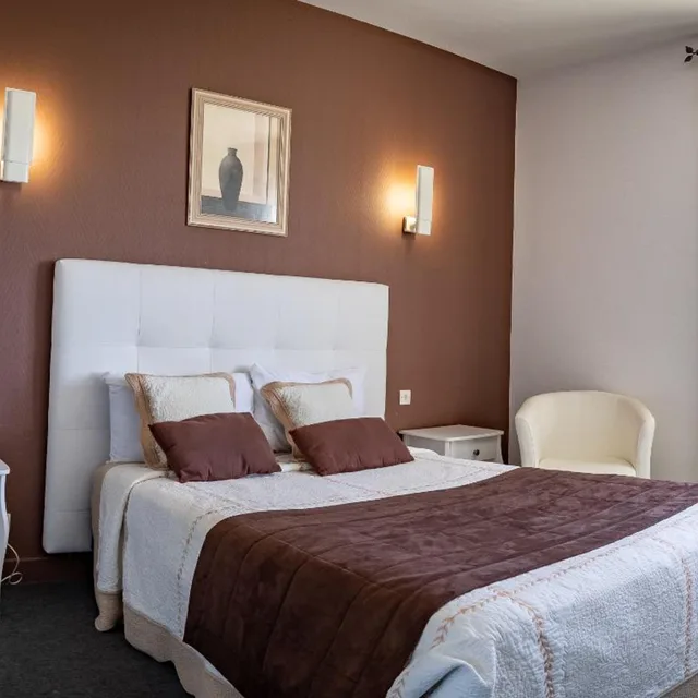 غرفة ثلاثية، HOTEL CHRISTINA 4/10