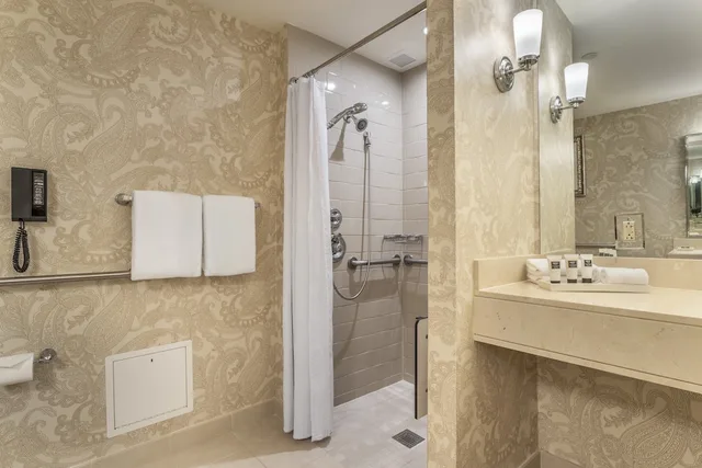غرفة سيغنتشر بريميير بسرير كينج لذوي الإعاقة، Omni Houston Hotel 6/10