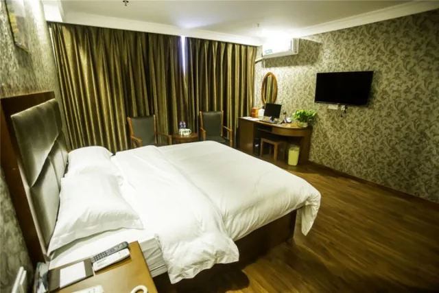 غرفة بسرير كينج وسرير كوين، GreenTree Inn Bozhou Agricultural Trade City Express Hotel 1/2