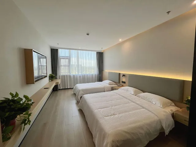 غرفة عائلية بسرير كينج وسرير فردي، GreenTree Inn Xuzhou West District Huohua Shell Hotel 2/4