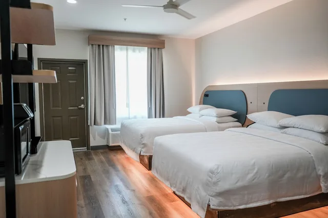 Premium Two Queen Room with Balcony، Hotel Lydia 3/10