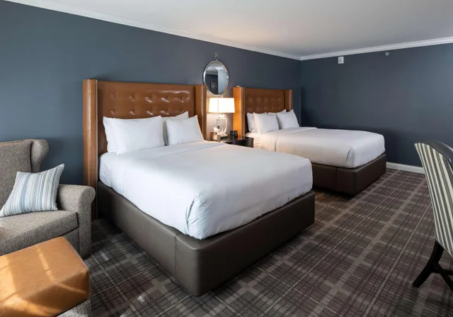 غرفة بسرير كوين لذوي الإعاقة، The Campbell House Lexington, Curio Collection by Hilton 1/3