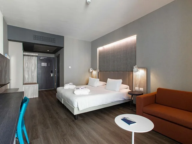 غرفة بريفيليج بسرير كينج بشرفة مع أريكة، MERCURE FIRENZE CENTRO 8/10