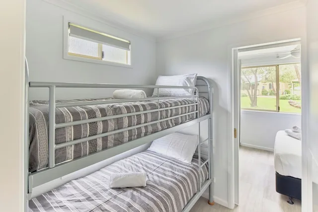 كابينة بسرير كوين وسرير بطابقين بغرفة نوم واحدة، RAC Busselton Holiday Park 3/8