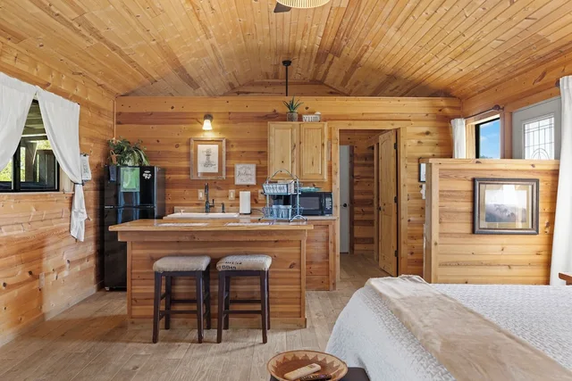 1 Bedroom, Signature, Cabin, King Bed, Hill View, Hot Tub، City on a Hill at Spring Creek 1/9