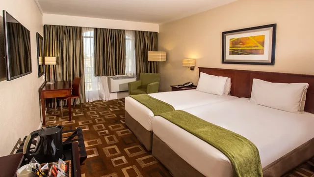 غرفة قياسية بسريرين مزدوجين، Garden Court Or Tambo International Airport 1/10