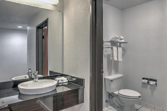 جناح بسريرين كوين للمدخنين، Motel6 Dallas, TX - Northwest 1/1