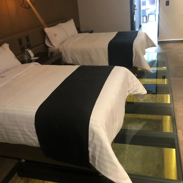 غرفة بسريرين منفصلين بحوض استحمام، Hotel Isabel Unico 1/10