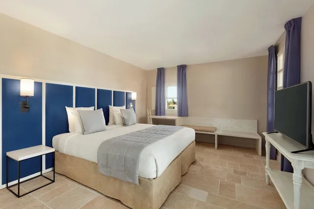 Suite, Queen Bed, Sea View, Sofa, Terrace, Le Fregate Provence 3/5