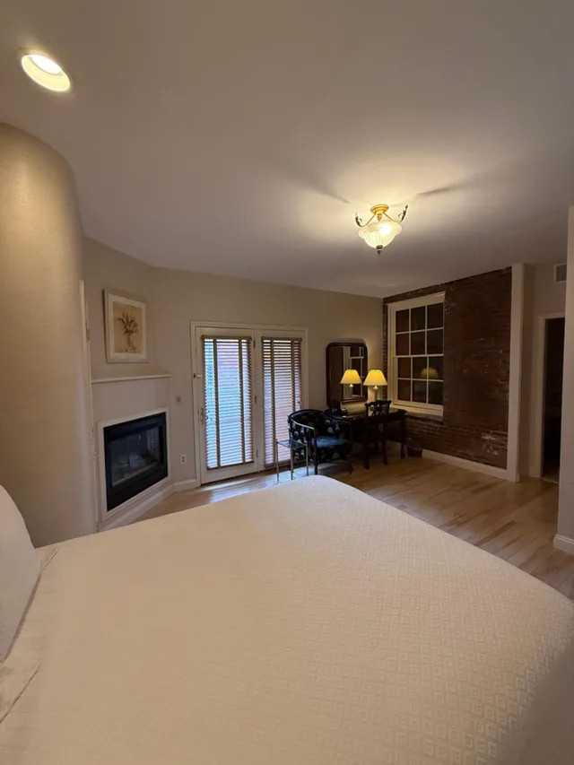 Deluxe, Queen Bed, Penn's View Hotel 7/9