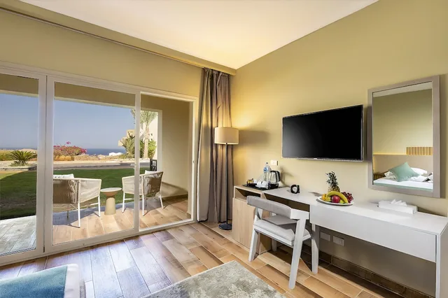 غرفة سوبيريور بسرير كوين بإطلالة جزئية على البحر، AJIRA Resort Sahl Hasheesh 5/6