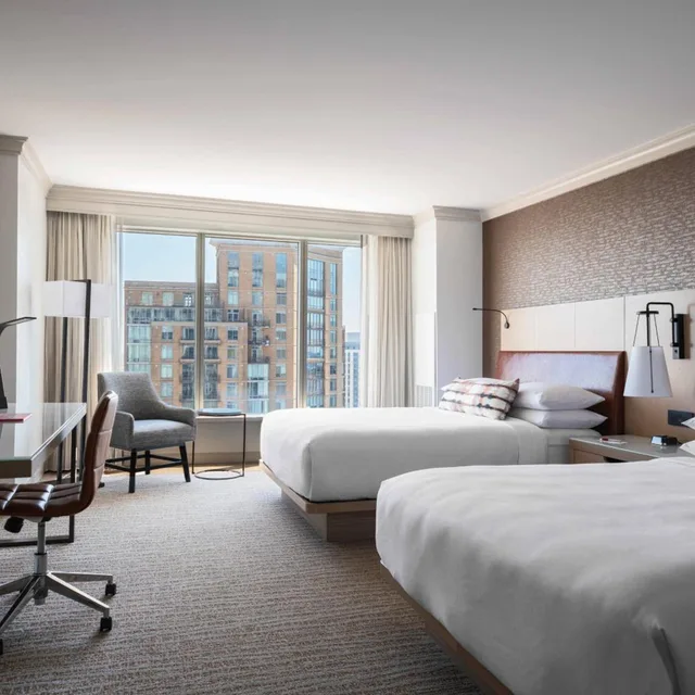 غرفة بسرير كوين بإطلالة على المدينة في طابق منخفض لذوي الإعاقة، Baltimore Marriott Waterfront 1/10