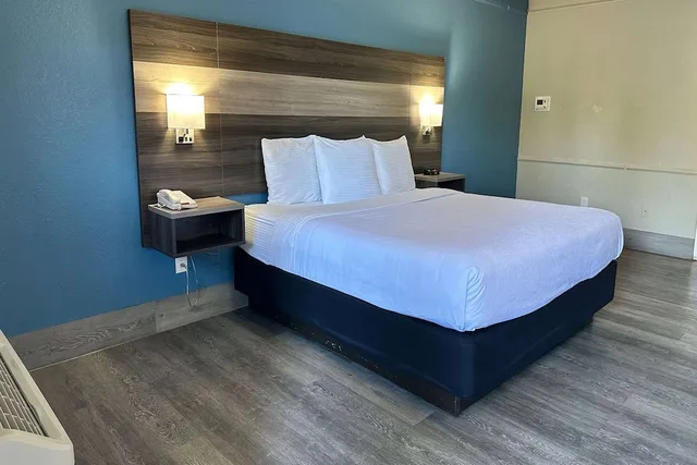 غرفة بسرير كينج، Days Inn by Wyndham San Diego Vista 4/10