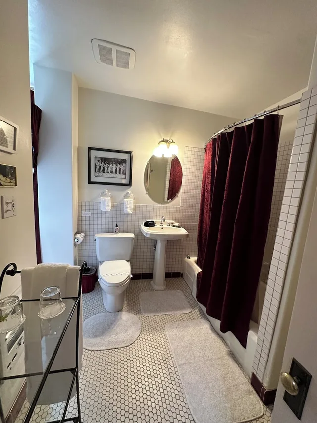 جناح فاخر بسرير كوين، The Blenman House Inn 1/1