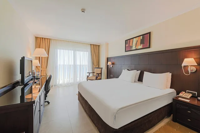 Standard, King Bed, Lateral Side Sea View، Crowne Plaza Antalya 3/5