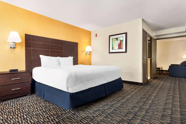 غرفة بسرير كوين، Ramada Plaza By Wyndham Niagara Falls 1/1