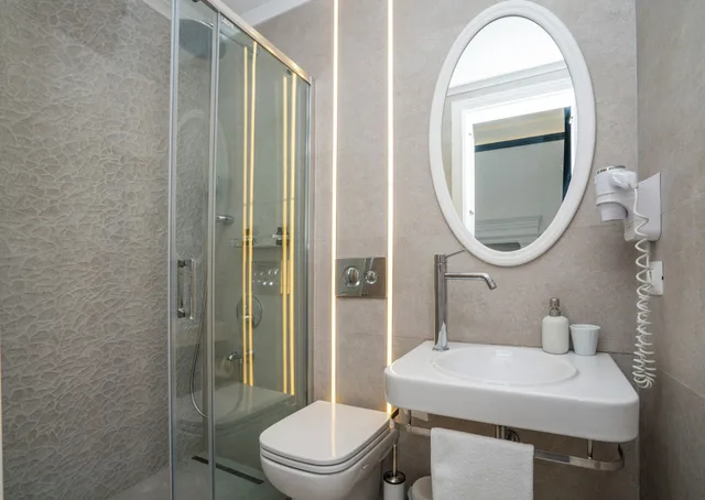 غرفة بريميوم بسرير كينج بإطلالة على البحر بشرفة، Siyah Lale Butik Hotel 10/10