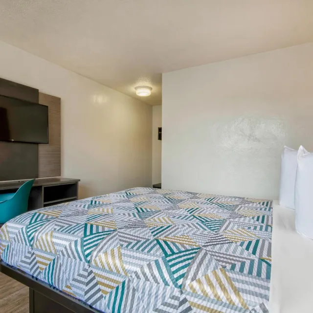 غرفة بسرير كوين للمدخنين، Motel6 Santa Fe, NM 8/10